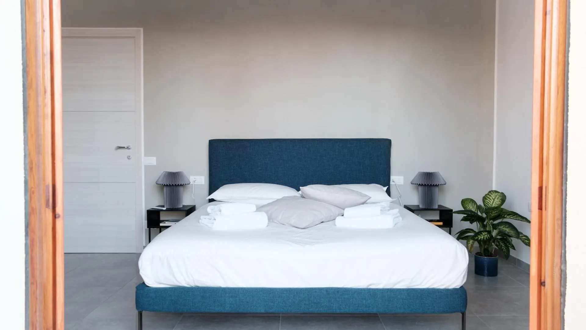 Florence Minimal Nest